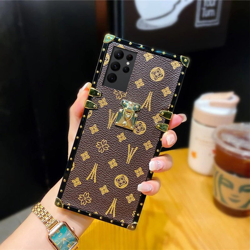 [ FREE SHIPPING] LV Monogram Canvas Square Trunk Design Case For Samsung S23 Ultra - Brown